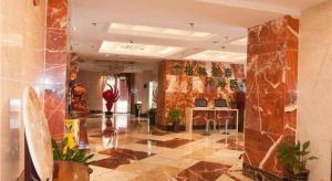 eine Lobby eines Gebäudes mit einer großen Lobby in der Unterkunft GreenTree Alliance Anhui Hefei South Passenger Station South High Speed Railway Station Hotel in Hefei