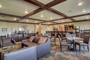 A restaurant or other place to eat at Cobblestone Inn & Suites - Ord