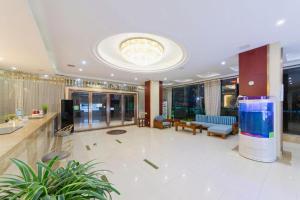 a large lobby with a large room with a fish tank at GreenTree Inn JinDeZhen People Square Taoxichuan Wenchuang Street in Jingdezhen