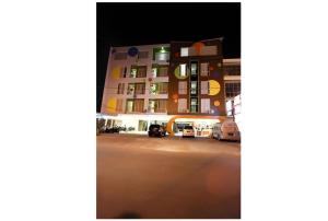 スラバヤにあるTab Hotel Surabayaの夜間の駐車場