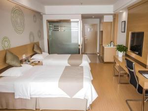 een hotelkamer met twee bedden en een bureau bij GreenTree Inn Suqian Suyu District Red Star Macalline in Zhuoxu +37 foto's