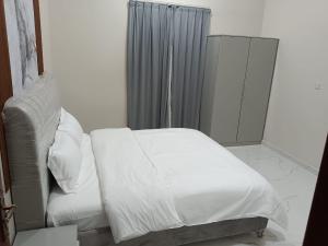 Ένα ή περισσότερα κρεβάτια σε δωμάτιο στο ريف سناو للشقق الفندقية