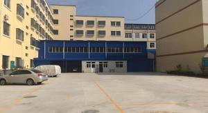 een auto geparkeerd op een parkeerplaats voor een gebouw bij Jinjiang Inn Baoding Baigou Town in Yihezhuang