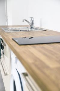 Una encimera de cocina con un fregadero encima en Le Magelan, en Vaires-sur-Marne