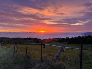 Východ nebo západ slunce při pohledu z vily nebo okolí