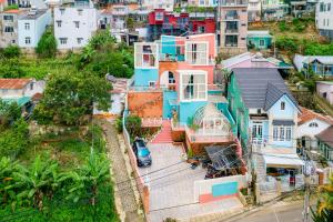 Rose Hill Villa Dalat في دالات: اطلالة جوية على منزل