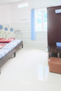 Habitación hospitalaria con 2 camas y un piano en Kim Tuyến Hostel - Only accept Vietnamese customers, en Da Lat