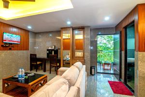 Μια τηλεόραση ή/και κέντρο ψυχαγωγίας στο Lakshmi Residency Chottanikkara