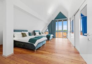 Postel nebo postele na pokoji v ubytování Luxury Penthouse for 8 - Center - Parking - Therme 8 min - Airport 15 min