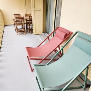 a group of chairs sitting on a balcony at Élégant appartement lumineux à Senlis in Senlis