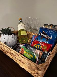 Nápoje v ubytování Elegant Modern Studio in Prime Location