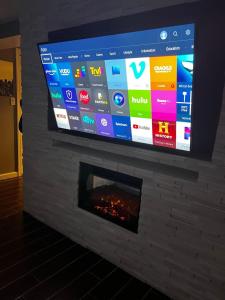 TV a/nebo společenská místnost v ubytování Elegant Modern Studio in Prime Location