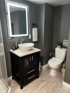 Koupelna v ubytování Elegant Modern Studio in Prime Location