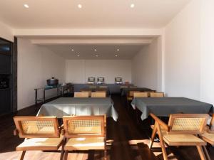 麗江市にある丽江玉龙漫椿雪山民宿のテーブルと椅子、テーブルと椅子が備わる客室です。