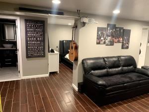 Posezení v ubytování Elegant Modern Studio in Prime Location