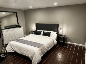 Postel nebo postele na pokoji v ubytování Elegant Modern Studio in Prime Location + 16 fotografií