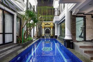a swimming pool in the middle of a building at S&F Residence Kemang Jakarta in Jakarta