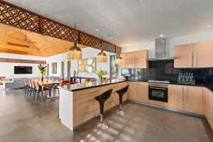 cocina grande con comedor y mesa en MQ 女王海滨别墅（6 bedroom）, en Koh Samui 