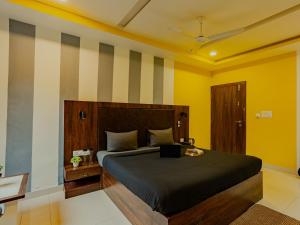 a bedroom with a bed with a striped wall at The Hosteller Gokarna in Gokarna