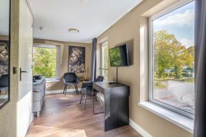 TV a/nebo společenská místnost v ubytování Hotel 'De Heren'