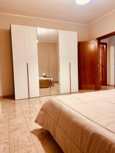 Un dormitorio con una cama grande y un espejo. en House in Cave, en Massafra