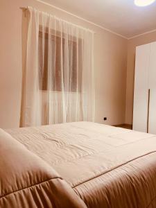 un dormitorio con una cama y una ventana en House in Cave, en Massafra