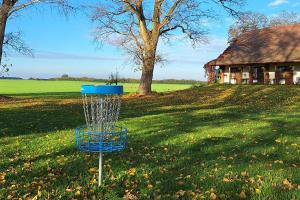 a frisbee golf goal in the middle of a field at Hotel Višnjica in Španat