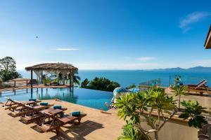 una piscina con vista al mar en MQ 女王海滨别墅（6 bedroom）, en Koh Samui 