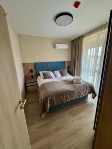 une chambre avec un lit et une grande fenêtre dans l'établissement Sorrento Sole Mare Sveti Vlas, à Sveti Vlas