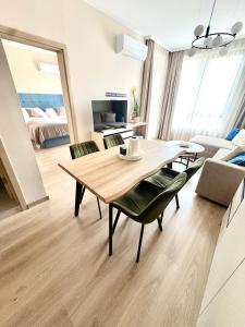 - un salon avec une table en bois dans l'établissement Sorrento Sole Mare Sveti Vlas, à Sveti Vlas 28 autres photos