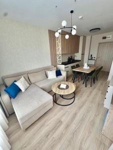 un salon avec un canapé et une table dans l'établissement Sorrento Sole Mare Sveti Vlas, à Sveti Vlas