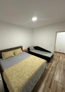 een slaapkamer met een bed en een spiegel aan de muur bij DP Lux apartman Obrenovac,sa parkingom in Obrenovac