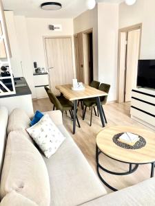 un salon avec un canapé et une table dans l'établissement Sorrento Sole Mare Sveti Vlas, à Sveti Vlas