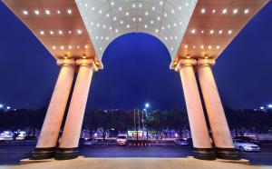 Eine Gruppe von Säulen auf einem Parkplatz bei Nacht in der Unterkunft Guilin China Southern Pearl Hotel in Guilin