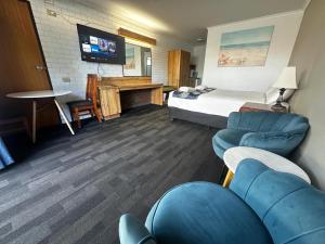 una habitación de hotel con una cama y un escritorio en Albury Garden Court Motel, en Albury