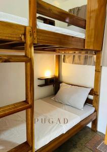 Postel nebo postele na pokoji v ubytování Pugad Hostel, El Nido