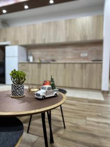 een speelgoedauto met een kerstboom op een tafel bij DP Lux apartman Obrenovac,sa parkingom in Obrenovac