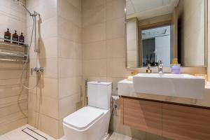 ein Badezimmer mit Toilette und Waschbecken in der Unterkunft Premium Nest - Serene Homes in Sabkhah + 3 Fotos