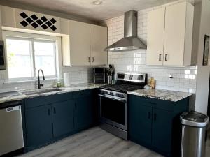 Kuchyň nebo kuchyňský kout v ubytování Stylish 3-Bedroom Stay Free Parking