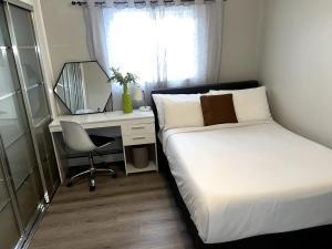 Postel nebo postele na pokoji v ubytování Stylish 3-Bedroom Stay Free Parking