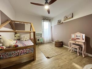 ein Schlafzimmer mit einem Etagenbett mit ausgestopften Tieren in der Unterkunft Le Virage du Circuit - Mulsanne in Mulsanne