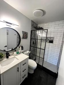 Koupelna v ubytování Stylish 3-Bedroom Stay Free Parking