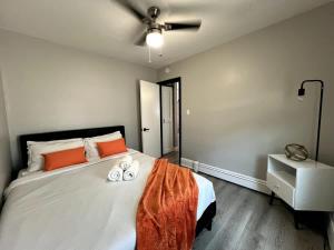 Postel nebo postele na pokoji v ubytování Stylish 3-Bedroom Stay Free Parking + 6 fotografií