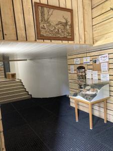 ein Raum mit einem Glastisch und einer Treppe in der Unterkunft Chaleureux appartement Altitude 1500 in Le Lioran + 34 Fotos