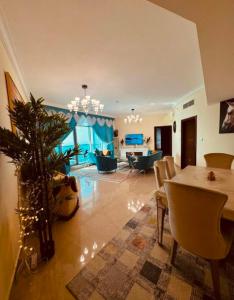 TV a/nebo společenská místnost v ubytování Weekend Holiday Home With sea view