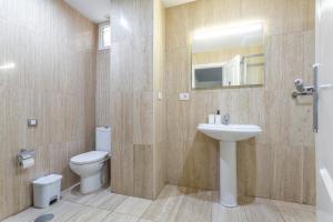 a bathroom with a toilet and a sink and a mirror at Apartamento centrico familiar in Santa Cruz de Tenerife +23 photos