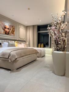 タンジェにあるHilton Tanger Penthouse 17のベッドルーム1室(ベッド2台付)、花瓶1枚 +39枚の写真