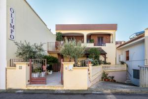 una casa con una puerta delante de ella en Olimpo, en Giurdignano