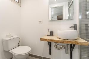 ein Badezimmer mit einer weißen Toilette und einem Waschbecken in der Unterkunft Estudio Céntrico Santa Cruz in Santa Cruz de Tenerife + 16 Fotos