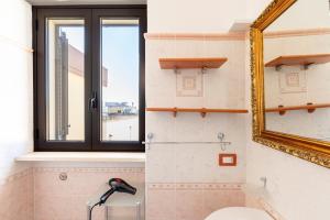 baño con ventana, lavabo y espejo en Olimpo, en Giurdignano 84 fotos más